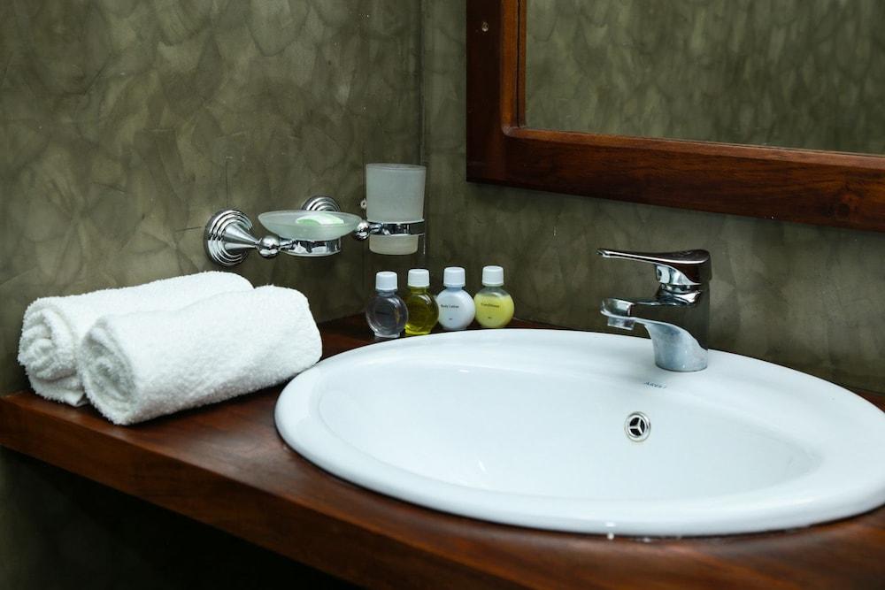 Yala Oga Reach Hotel 티사마하라마 외부 사진